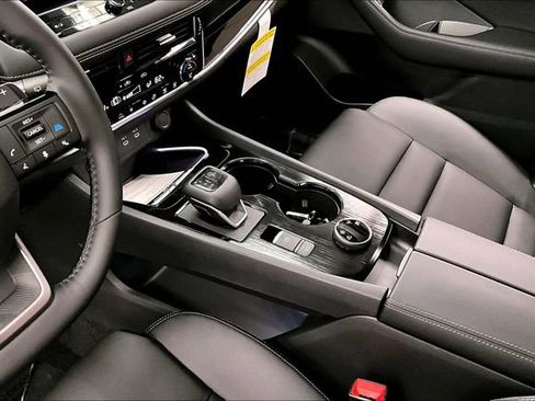 New 2025 Nissan Rogue SL w/ Tech Package AWD/4WD image 9