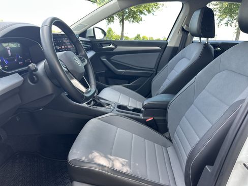 Used 2025 Volkswagen Jetta SE w/ Sunroof Package FWD image 24