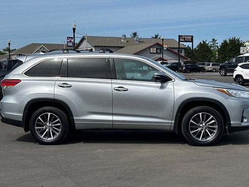 Used 2017 Toyota Highlander XLE AWD/4WD image 3