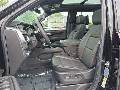 New 2025 GMC Yukon XL Denali w/ Denali Reserve Package image 6