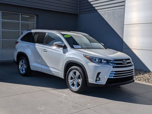 Used 2017 Toyota Highlander Limited image 2