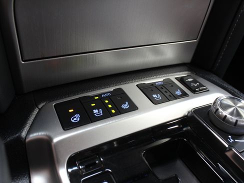 Used 2019 Toyota Land Cruiser w/ Four Season Floor Mat Package image 71