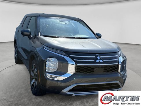 Used 2025 Mitsubishi Outlander SE AWD/4WD image 3