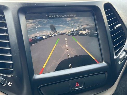 Used 2017 Jeep Cherokee Limited w/ Luxury Group image 14