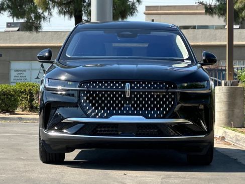 Used 2026 Lincoln Nautilus Premier AWD/4WD image 10