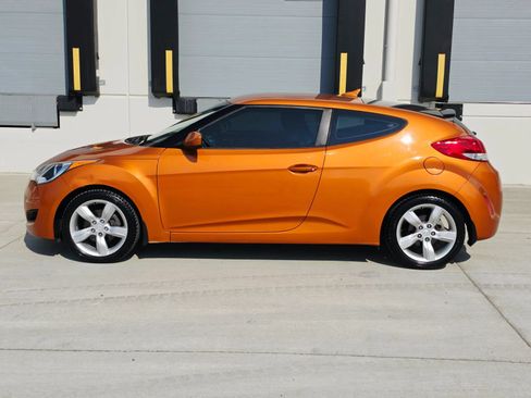 Used 2012 Hyundai Veloster FWD image 2