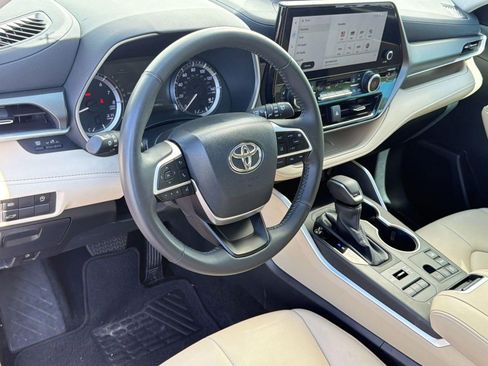 Used 2024 Toyota Highlander XLE image 3