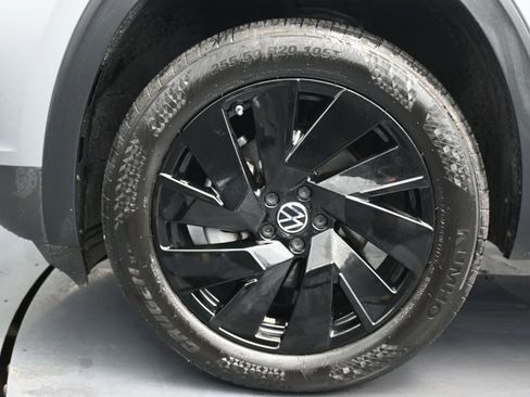 Used 2024 Volkswagen Atlas SE w/ Black Wheel Package image 9