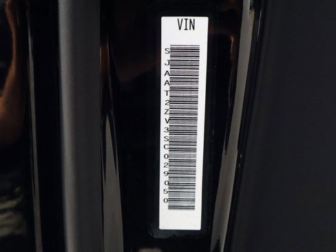 Used 2025 Bentley Bentayga image 22