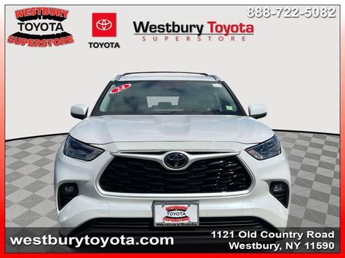 Used 2024 Toyota Highlander XLE image 3