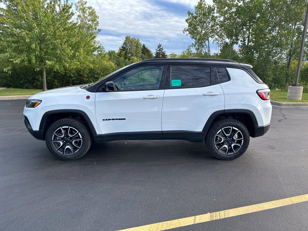 Used 2025 Jeep Compass Trailhawk w/ Trailhawk Convenience Group AWD/4WD image 6