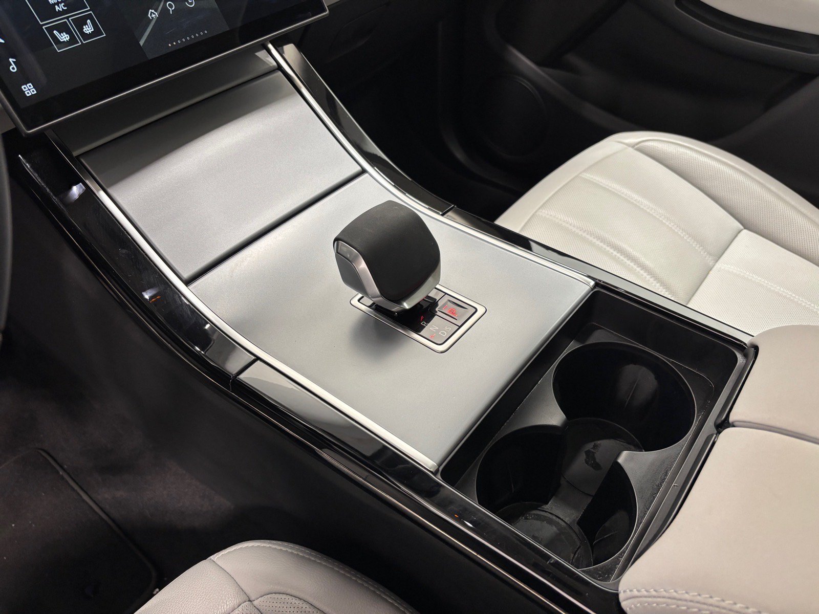 New 2024 Land Rover Range Rover Evoque S AWD/4WD image 14
