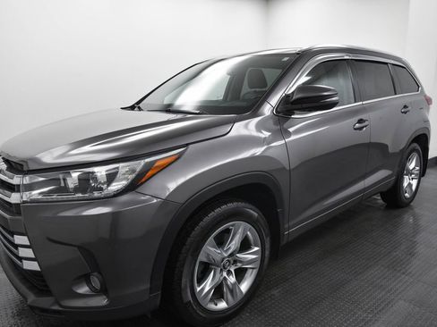 Used 2018 Toyota Highlander image 3