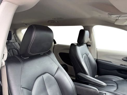 Used 2023 Chrysler Pacifica Touring-L image 26