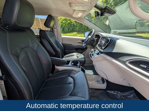 Used 2023 Chrysler Pacifica Touring-L FWD image 12