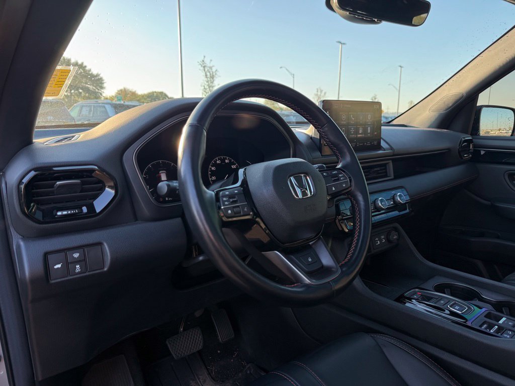 Used 2025 Honda Pilot TrailSport image 11