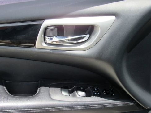 Used 2020 Nissan Pathfinder SV FWD image 20