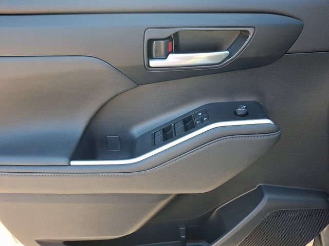 Used 2024 Toyota Highlander XLE FWD image 12