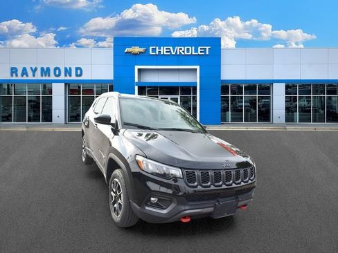 Used 2024 Jeep Compass Trailhawk AWD/4WD image 9