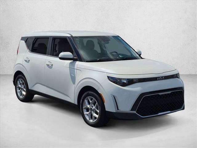 Used 2023 Kia Soul LX w/ LX Technology Package FWD image 3