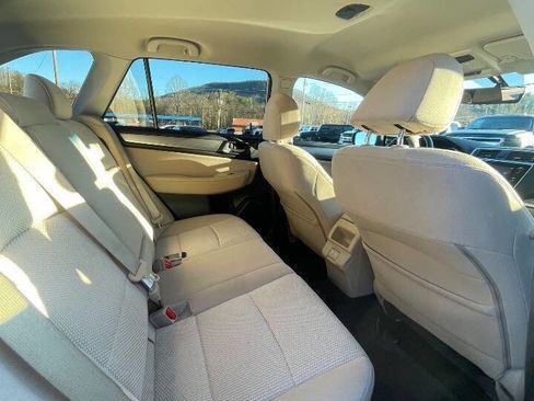 Used 2019 Subaru Outback 2.5i Premium image 16