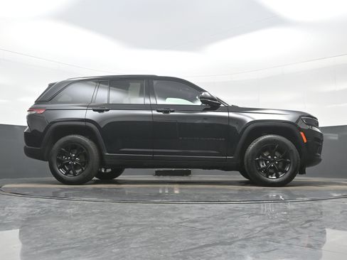 Used 2025 Jeep Grand Cherokee Altitude AWD/4WD image 34