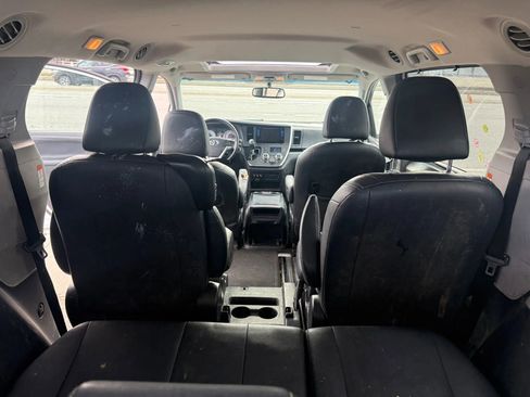 Used 2015 Toyota Sienna SE w/ SE Preferred Package image 19