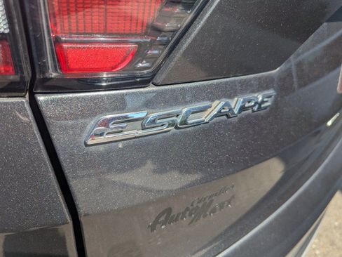 Used 2017 Ford Escape SE AWD/4WD image 29