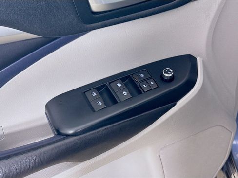 Used 2019 Toyota Highlander XLE AWD/4WD image 17
