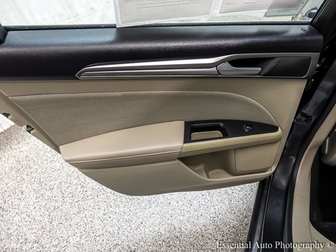 Certified 2018 Ford Fusion SE w/ Fusion SE Technology Package FWD image 19
