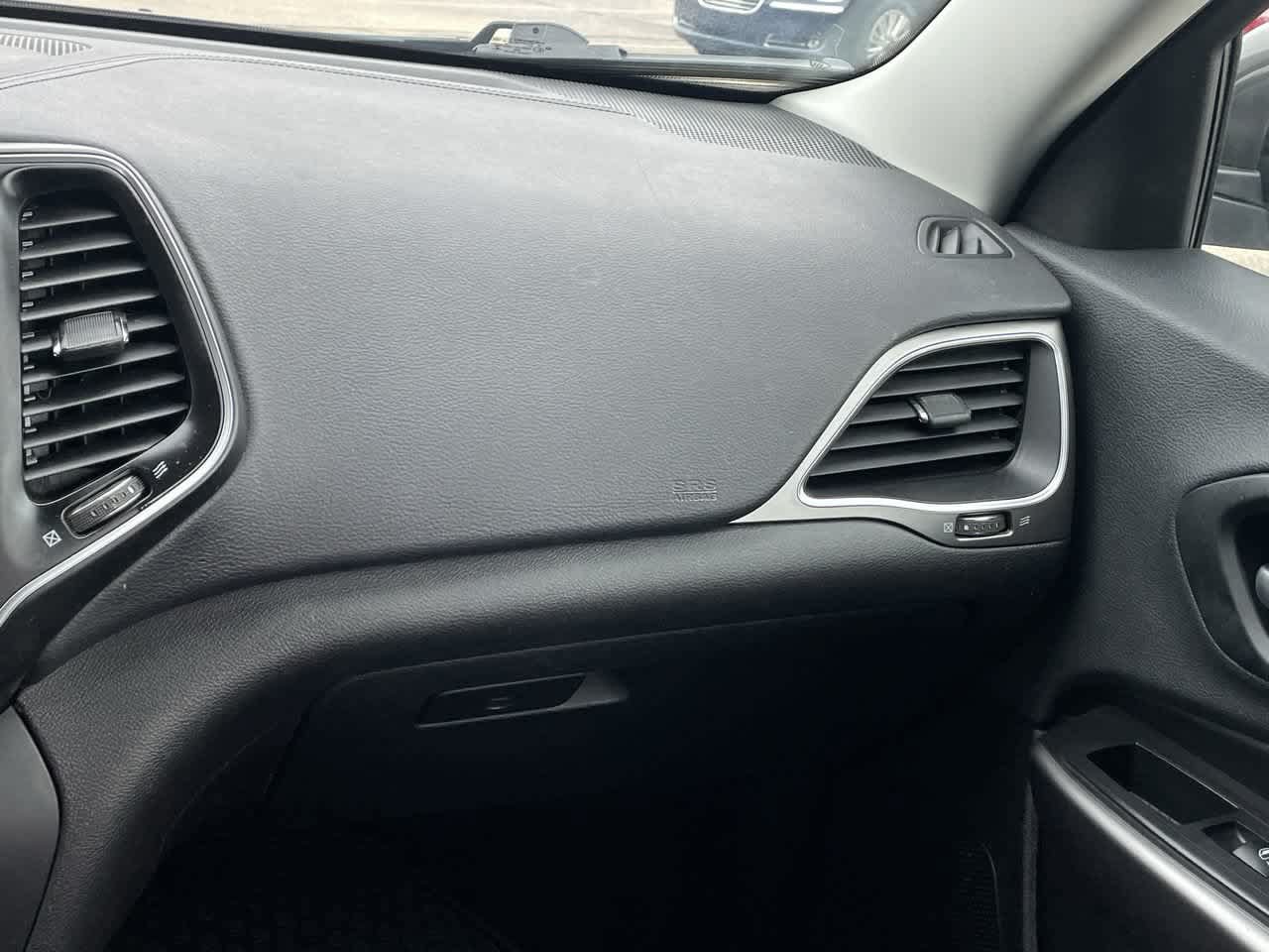 Used 2019 Jeep Cherokee Latitude Plus w/ Comfort/Convenience Group FWD image 16
