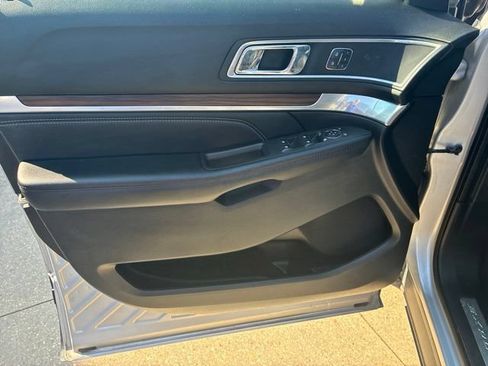 Used 2017 Ford Explorer Limited w/ Equipment Group 301A FWD image 19