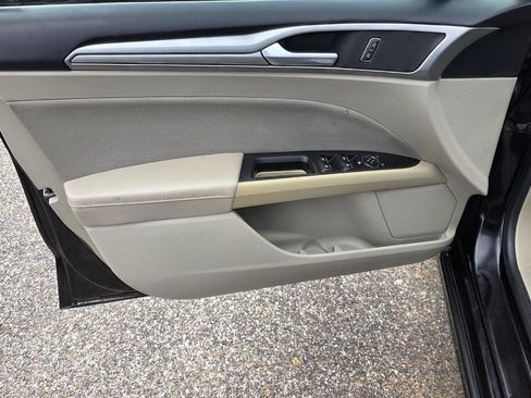 Used 2020 Ford Fusion SE FWD image 32