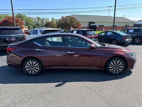 Used 2023 Nissan Altima 2.5 SV FWD image 2