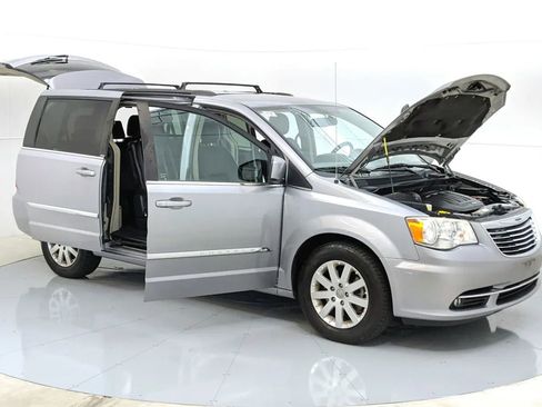 Used 2014 Chrysler Town & Country Touring image 9