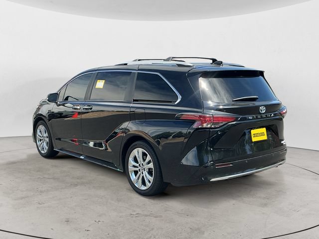 Used 2023 Toyota Sienna Platinum FWD image 3