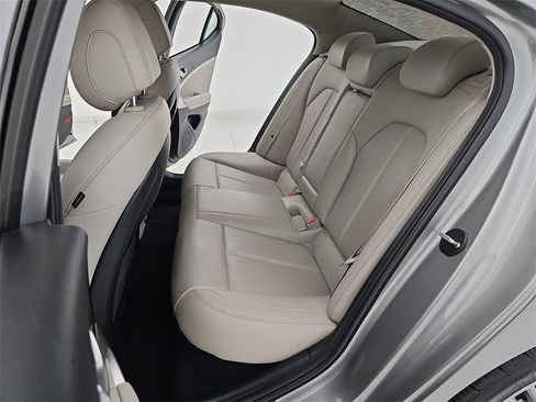 Used 2021 Genesis G70 2.0T image 18