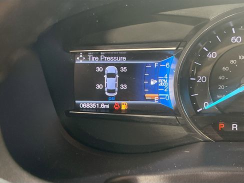Used 2017 Ford Explorer XLT w/ Equipment Group 202A AWD/4WD image 12