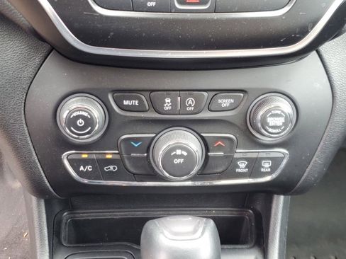 Used 2019 Jeep Cherokee Latitude Plus FWD image 21