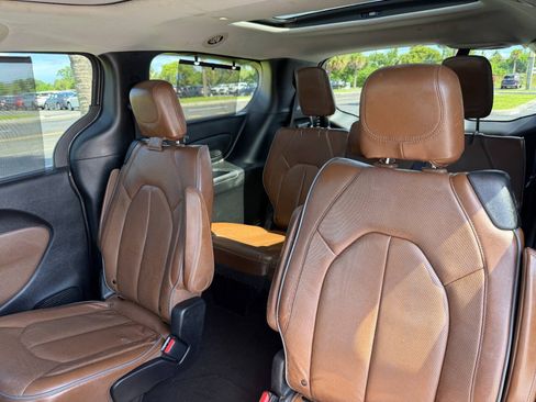 Used 2019 Chrysler Pacifica Limited w/ Tire & Wheel Group FWD image 20