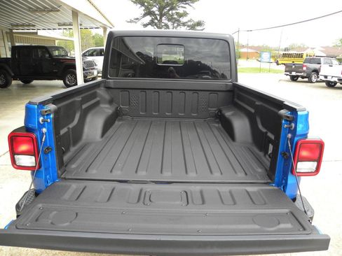 Used 2023 Jeep Gladiator Sport image 9