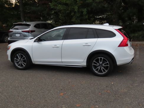 Used 2018 Volvo V60 T5 Cross Country w/ Convenience Package image 3