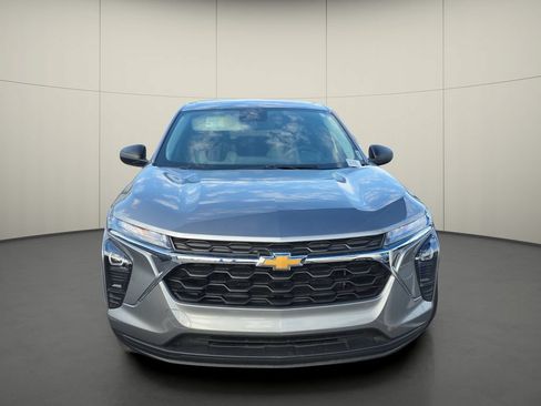 Used 2025 Chevrolet Trax LS w/ Driver Confidence Package FWD image 2