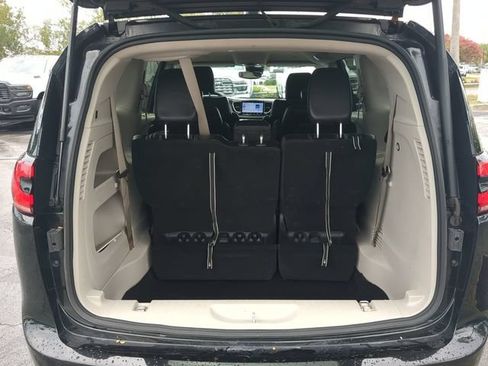 Used 2023 Chrysler Pacifica Touring-L FWD image 14