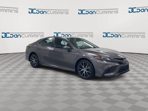 Used 2022 Toyota Camry SE FWD image 2