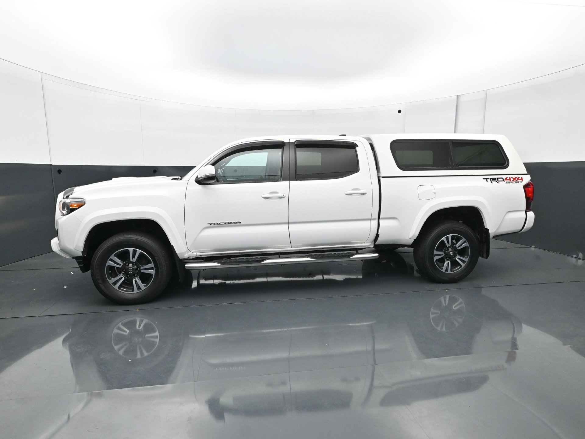 Used 2019 Toyota Tacoma TRD Sport AWD/4WD image 3
