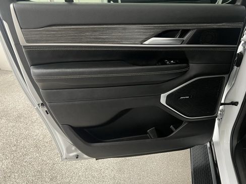 Used 2024 Jeep Wagoneer L Series II w/ Premium Group I image 50