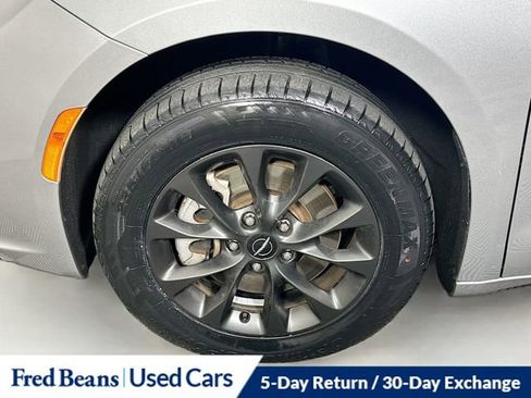 Used 2021 Chrysler Pacifica Touring-L w/ S Appearance Package image 32