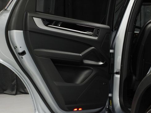 Certified 2025 Porsche Cayenne AWD/4WD image 17
