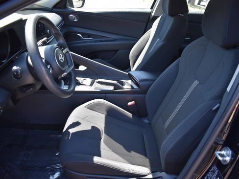 Used 2021 Hyundai Elantra SE image 22